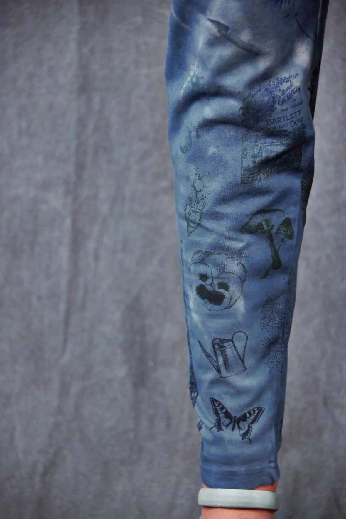 3136 Hand Dyed Handprinted Heavier Weight Legging Blue with Dragonfly Watering Can