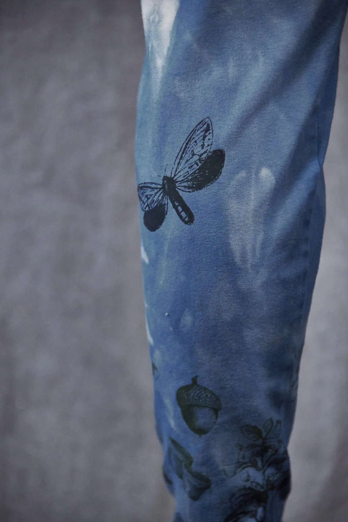 3136 Hand Dyed Handprinted Heavier Weight Legging Blue with Dragonfly Watering Can