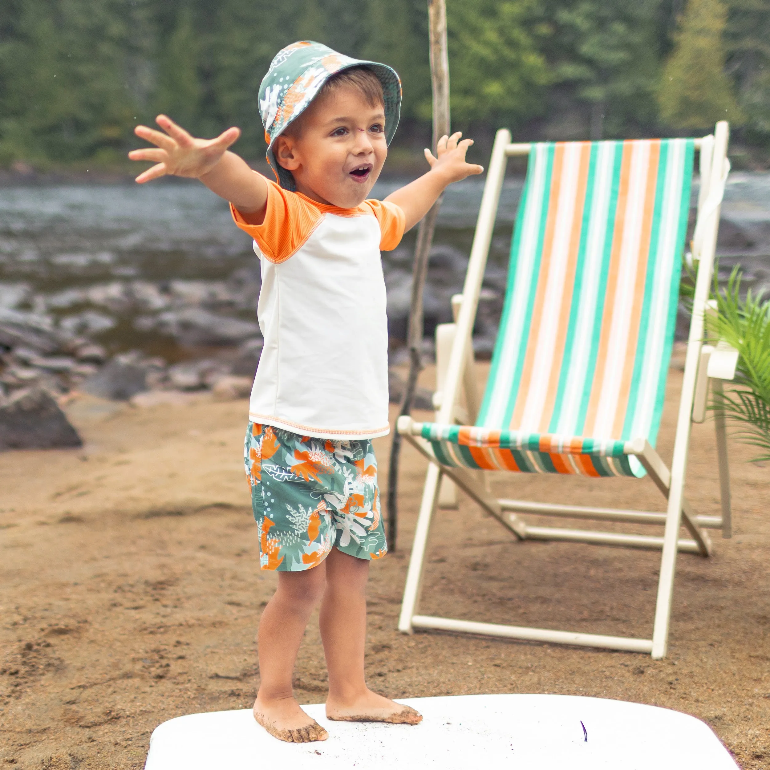 Chapeau de soleil vert réversible à motif de feuilles tropicales, bébé || Green reversible bucket hat with tropical leaf pattern, baby