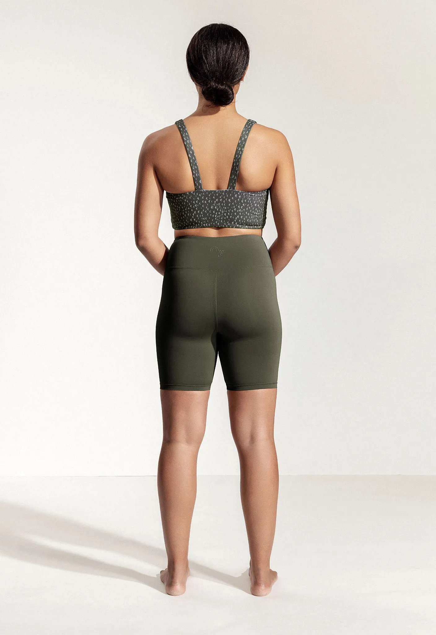 Kurze Yoga Leggings „Galena “ in Piniengrün