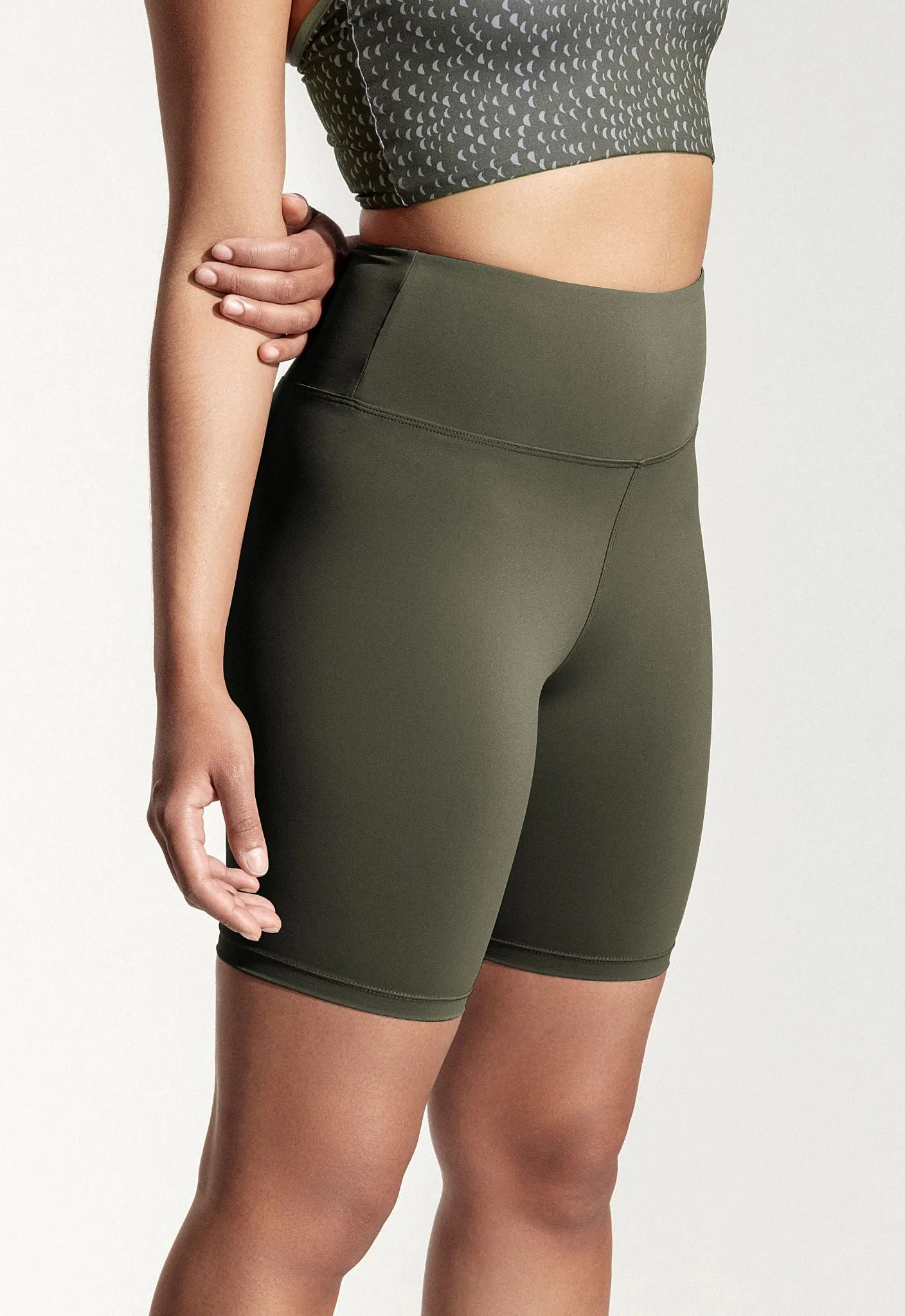 Kurze Yoga Leggings „Galena “ in Piniengrün