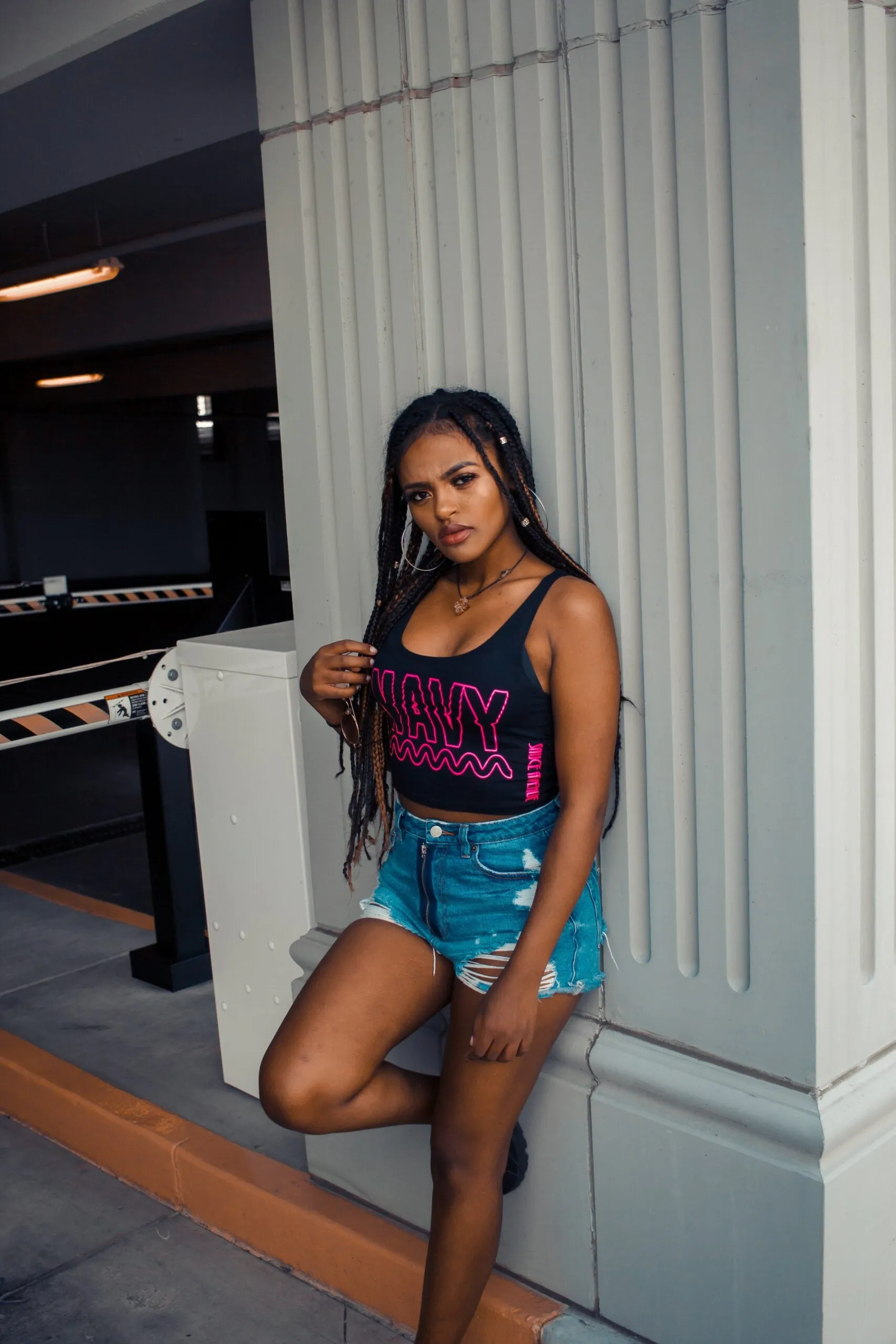 Wavy Neon Pink Outline | Black Crop Top Tank